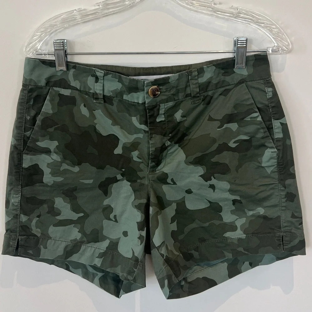 Old Navy Everyday Green Camouflage Mid-Rise Shorts. Women’s 4 - Picture 6 of 11